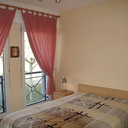 דירה Tasteful In With Balcony