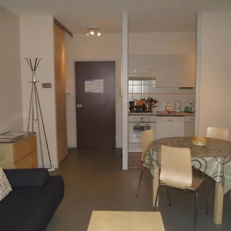 Tasteful In With Balcony דירה *